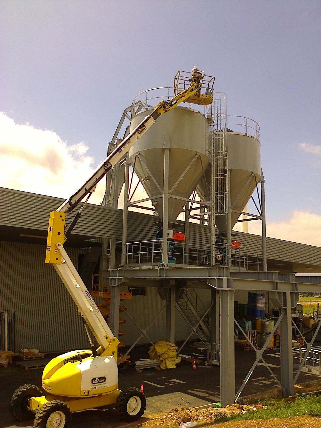 Instalation des silos pour stockage de la poudre de néons après recyclage